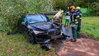 Auto rast bei Fulda-Johannesberg gegen Baum