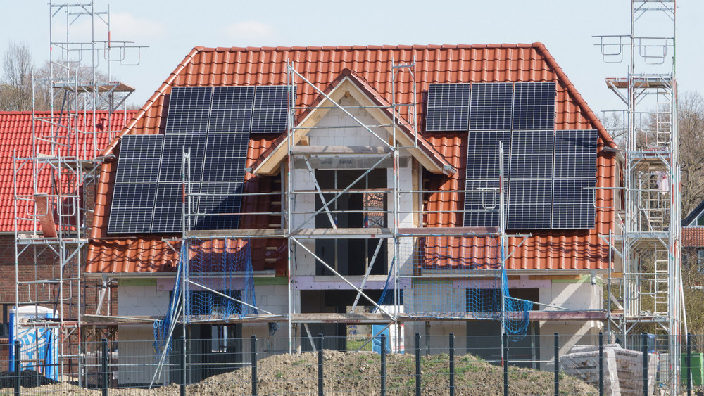 Einfamilienhäuser mit Photovoltaikanlagen werden in der Region Hannover gebaut. Familien mit niedrigen und mittleren Einkommen können für den Neubau eines klimafreundlichen Hauses ab Juni zinsgünstige Kredite von der Förderbank KfW bekommen.