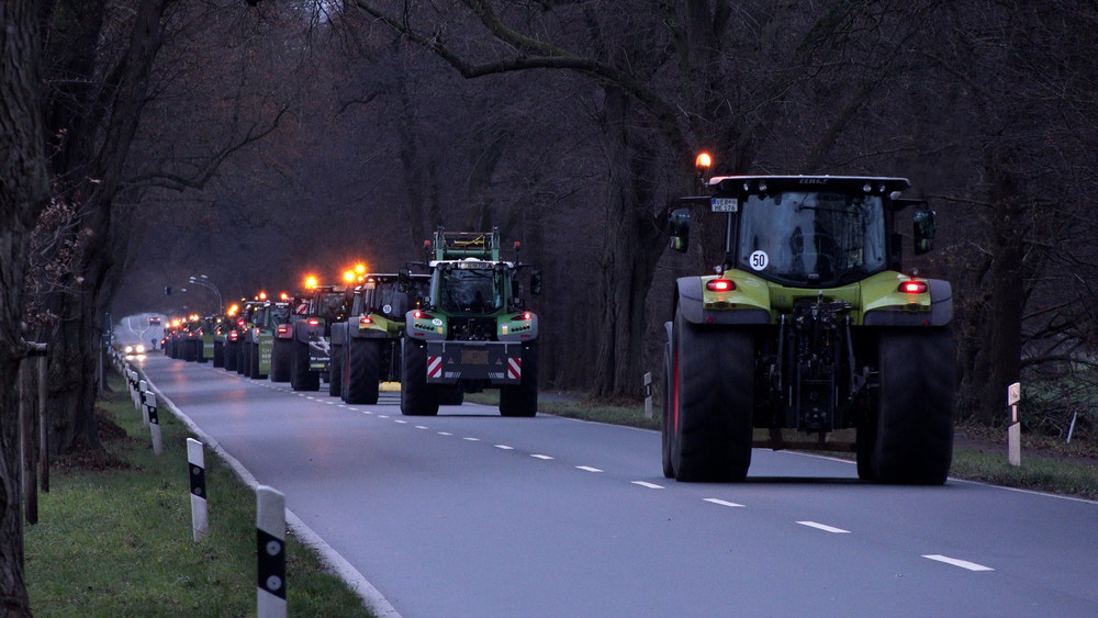 Landwirte aus dem Schwalm-Eder-Kreis protestieren am Freitag (22. Dezember) bei Sternfahrten gegen die Sparpläne der Bundesregierung. Zu Wochenbeginn waren Landwirte aus ganz Deutschland für eine Demo nach Berlin gefahren (Archivbild). 