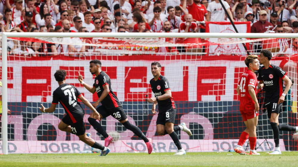 Die Eintracht-Spieler bejubeln den zwischenzeitlichen Ausgleich durch Ansgar Knauff (l.)