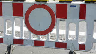 Wasseraustritt auf der Rheinstraße: Verkehr und Busverkehr gestört