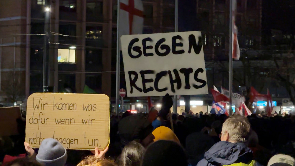 Menschen demonstrieren gegen Rechtsextremismus und halten Schilder mit der Aufschrift «Gegen Rechts» und «Wir können was dafür, wenn wir nichts dagegen tun» hoch. Das Foto stammt von einer Demo in Freiburg.