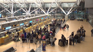 Lange Schlangen: Hamburger Flughafen erwartet mehr als 570.000 Passagiere 