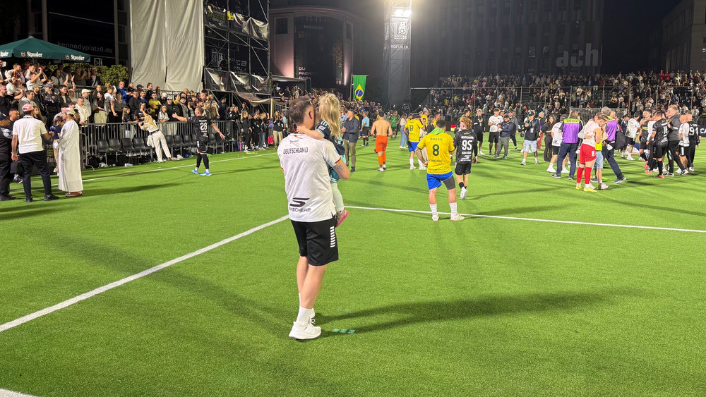 Der frisch gebackene Weltmeister-Trainer Kim Sippel mit einer seiner Töchter stolz nach dem Triumph.