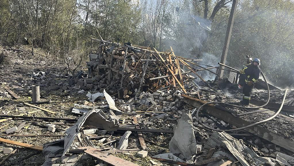 Rettungskräfte suchen im Dorf Hrosa nach Opfern eines russischen Raketenangriffs