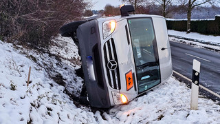 Unfall in Hofbieber: Schulbus landet im Graben und kippt auf die Seite