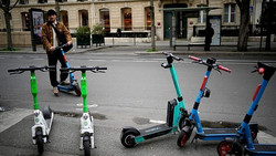 Polizei kontrolliert: 135 Euro Strafe für E-Scooter-Fahren ohne Helm in Paris