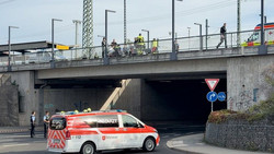 Einsatzkräfte retten Mann vor Sprung