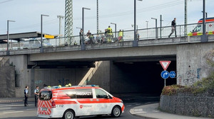 Einsatzkräfte retten Mann vor Sprung