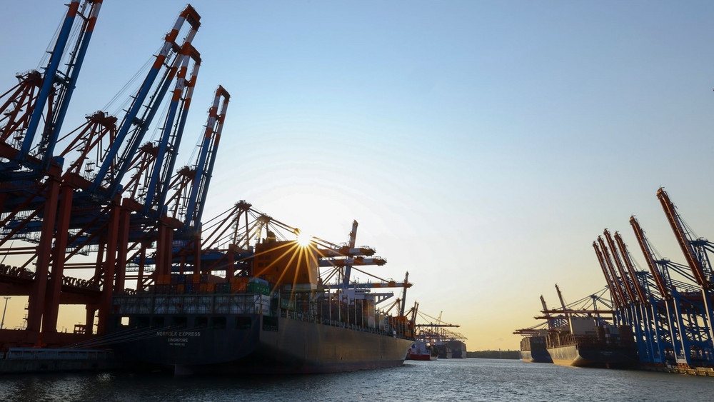 Containerumschlag im Hafen Hamburg
