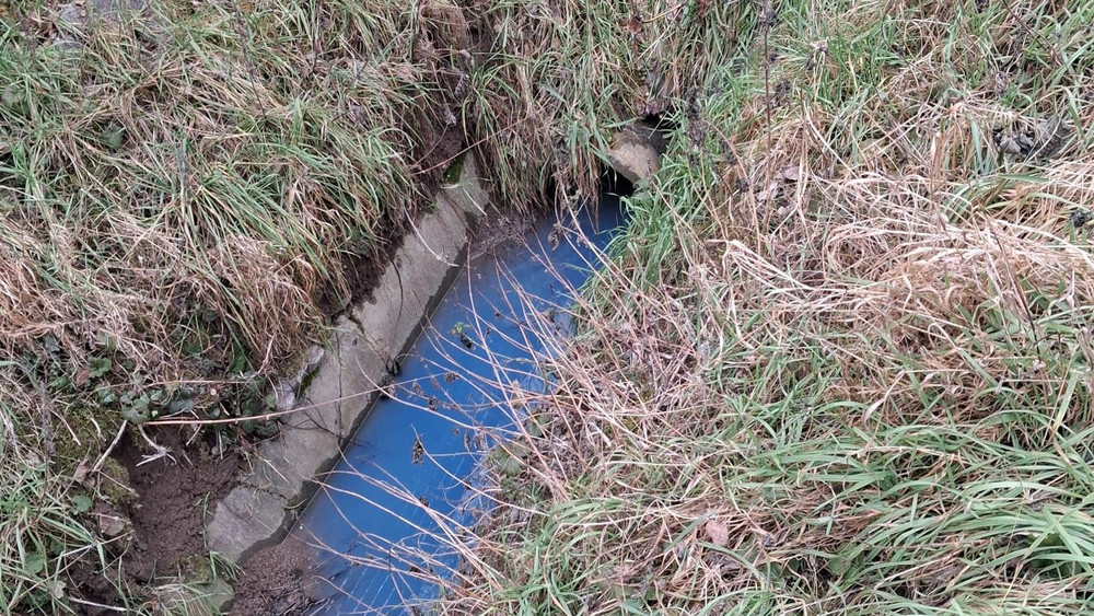 Wasser blau verfärbt
