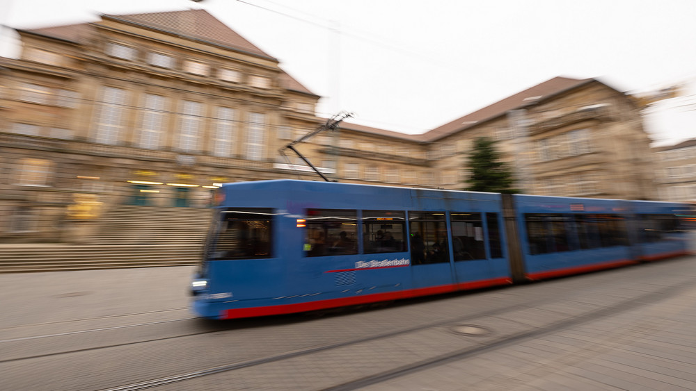 Auch die Trams in Kassel fahren bis Mitte April durch die Obere Königsstraße. Streiks sind in den Tarifverhandlungen im ÖPNV in Hessen bis Mitte April kein Thema.