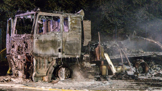 A7 Bad Hersfeld: Mit Holz beladener LKW komplett ausgebrannt