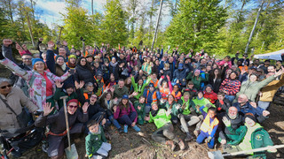 Weltrekord in Dietzenbach: Menschen aus 79 Nationen pflanzen