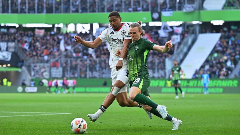 Patrick Wimmer (r, VfL Wolfsburg) kämpft mit Aurele Amenda (l, Eintracht Frankfurt) um den Ball.