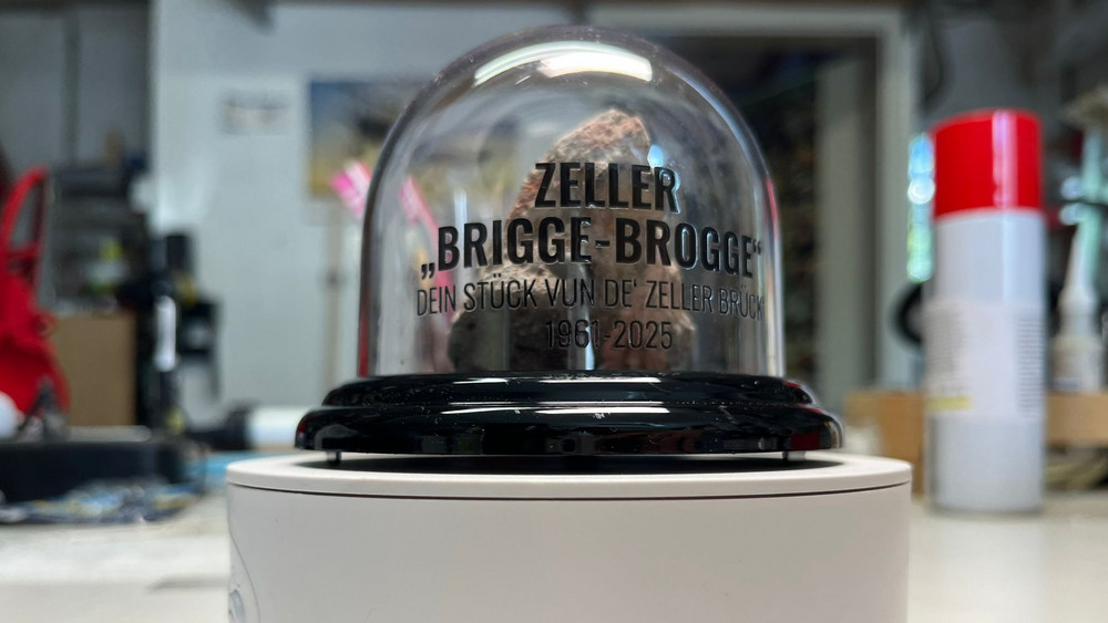 Ein Zeller "Brigge-Brogge": Solche Original-Abriss-Brocken der gesprengten Zeller Brücke gibt es als Souvenir am Sonntag bei der "Zell-ebration". 