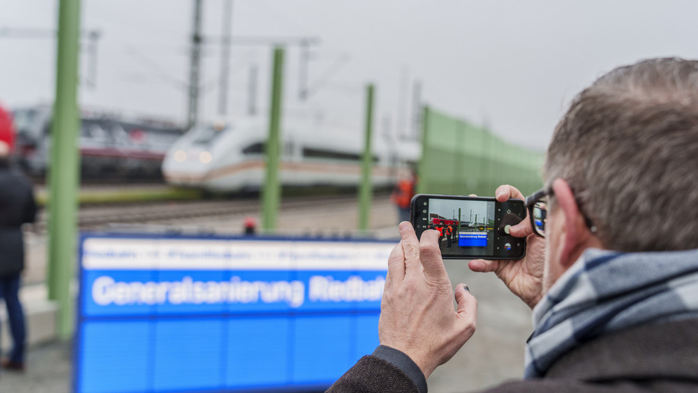 Nach fünf Monaten Bauzeit ist die Generalsanierung der Riedbahn zwischen Mannheim und Frankfurt abgeschlossen.