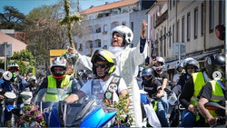 Motorradpfarrer führt Osterprozession auf zwei Rädern an