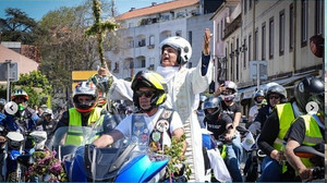 Motorradpfarrer führt Osterprozession auf zwei Rädern an