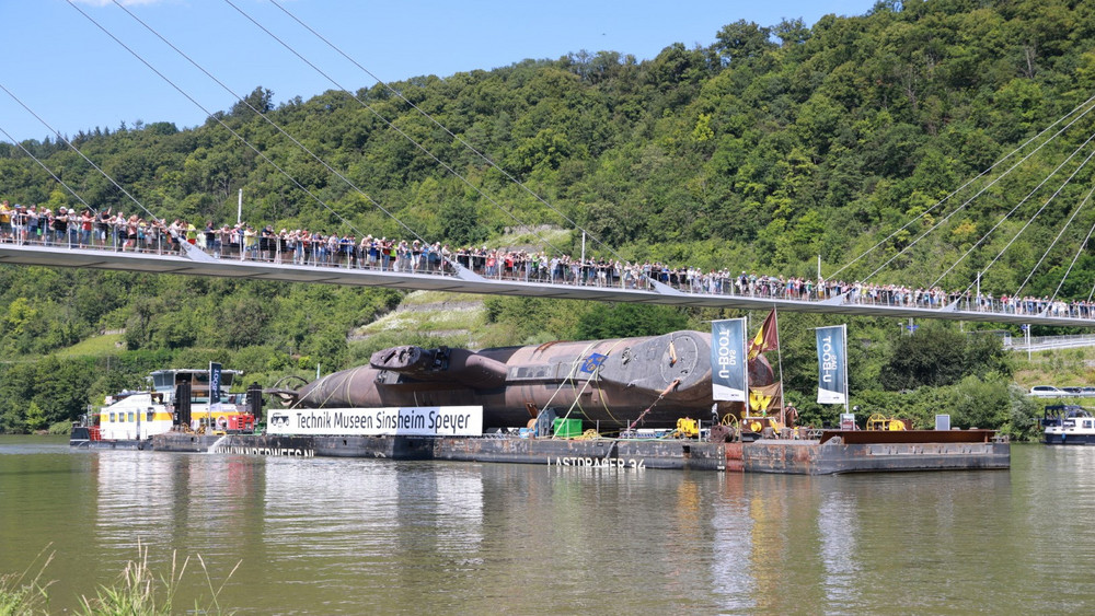 Das ausgemusterte Marine-U-Boot erreicht Haßmersheim auf dem Wasser.