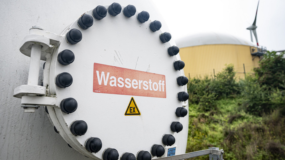 In dieser Anlage in Brandenburg wird grüner Wasserstoff aus Windstrom hergestellt und in das Gasnetz eingespeist (Archivbild).