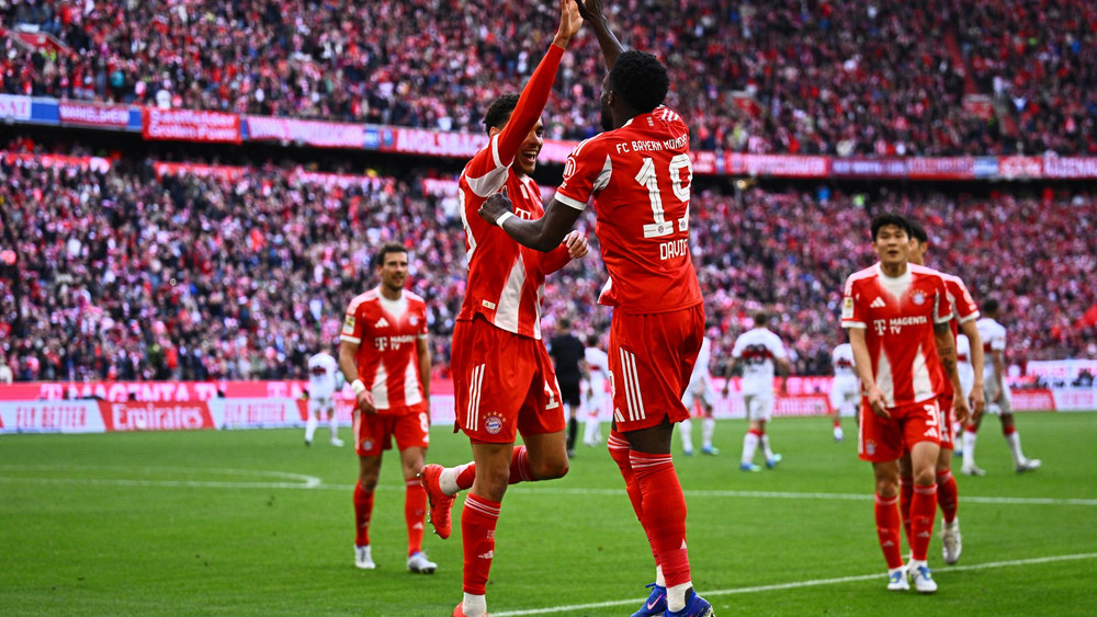 FC Bayern München - VfB Stuttgart: Jamal Musiala (r) glänzt für den FC Bayern.