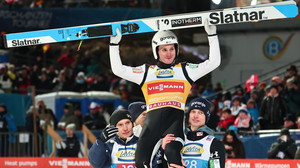 Ein Glas Bier: Domen Prevc folgt Bruder als Tournee-Champion