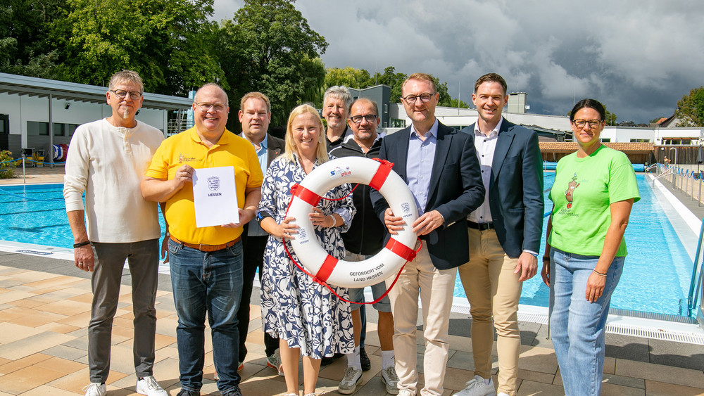 Staatsministerin Diana Stolz war Samstagvormittag zu Gast im Alsfelder Erlenbad – im Gepäck hatte sie einen Förderbescheid über eine Millionen Euro aus dem SWIMplus-Programm.
