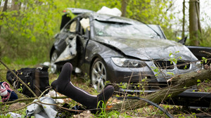 18-jähriger Fahranfänger prallt gegen Baum und verletzt sich