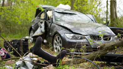 18 Jähriger Fahranfänger prallt gegen Baum und verletzt sich
