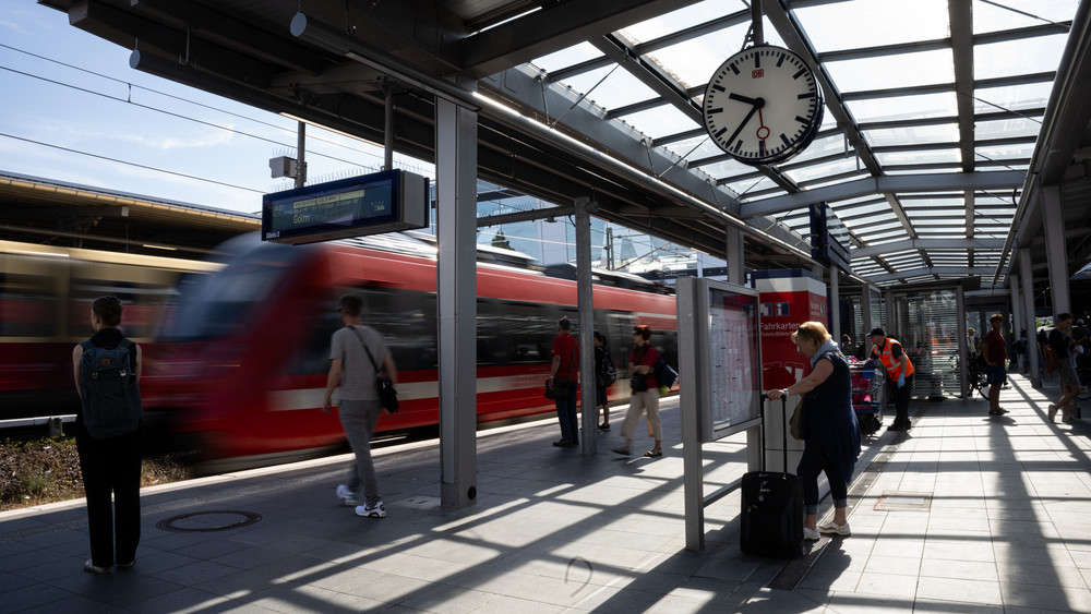 Eine überalterte Infrastruktur, Extremwetter und Streiks: Das erste Halbjahr war erneut ein raues für die Deutsche Bahn. Unterm Strich steht deshalb ein milliardenschweres Minus (Symbolbild). 