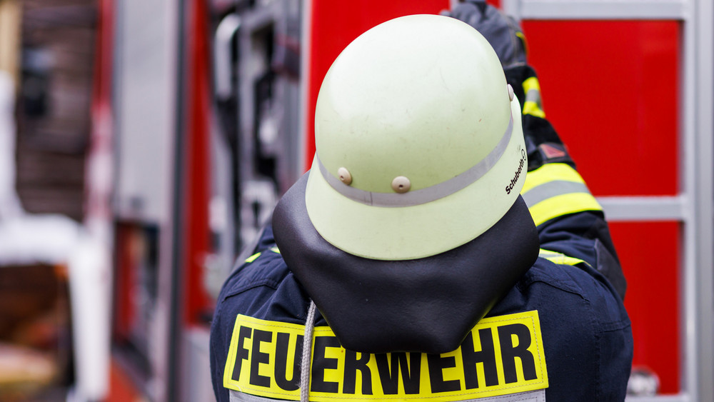 Nach einem Unfall bei Weiterstadt sperrten die Einsatzkräfte die Kreuzung. Ein Fahrer missachtete das laut Polizei und verletzte dabei einen Feuerwehrmann (Symbolbild).