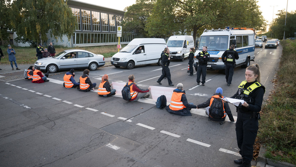 Klimaaktivisten haben sich auf einer Straße festgeklebt.