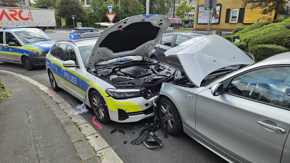 Flucht vor einer Polizeikontrolle in Kassel: Der Streifenwagen ist frontal mit dem BMW zusammengestoßen.