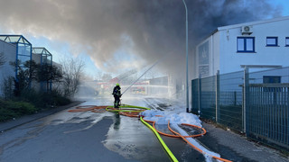 Lagerhalle brennt: Feuerwehreinsatz in Rosbach