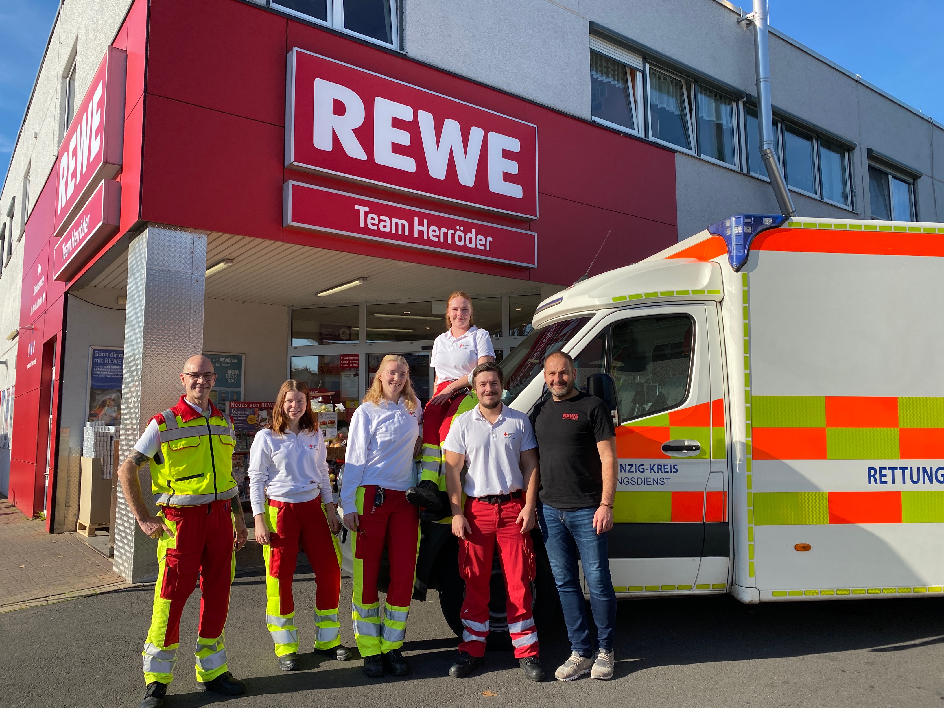 Rettungsgasse an der Kasse für Sanitäter im REWE Herröder in Somborn