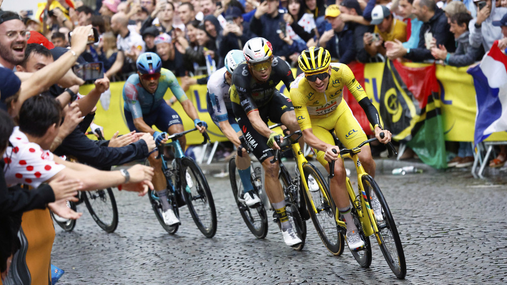 Der belgische Etappensieger Wout van Aert folgt dem slowenischen Tour-de-France-Sieger Tadej Pogacar (r).