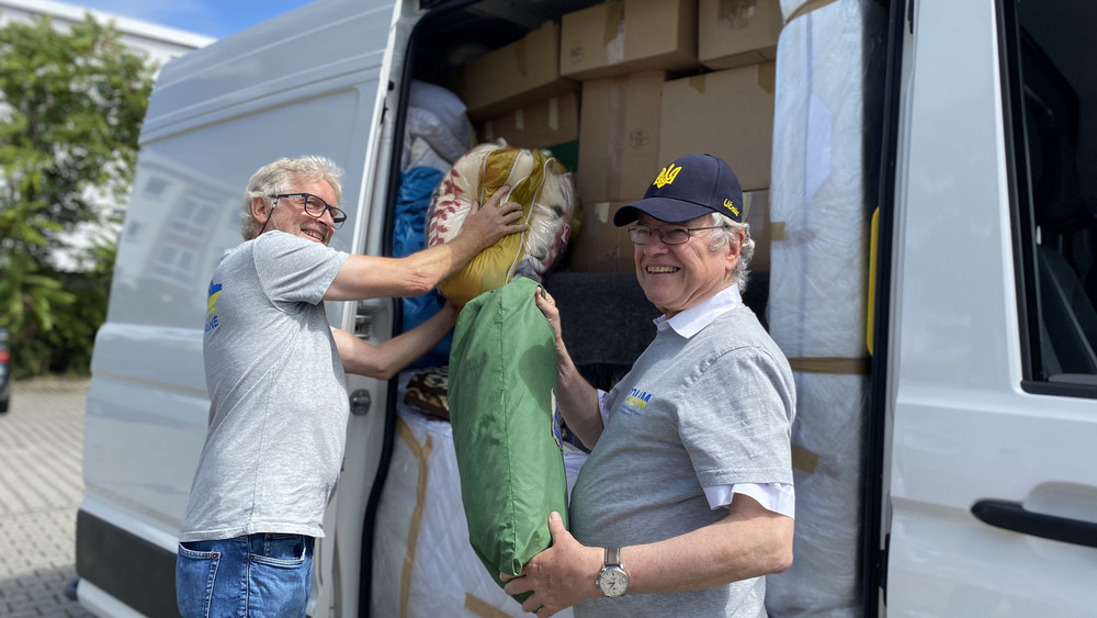 Fahrer des Partnerschaftsvereins Deutschland-Ukraine/Moldova, Harald Vogel (links) und Peter Ehry, beladen das erste Mal ihren neuen Kleintransporter mit Hilfsgütern für die Fahrt nach Uzhhorod, in die Ukraine. Damit will der Verein künftig auch andere Städte in der Ukraine ansteuern.