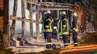 Flammen schießen aus Scheunendach: Feuerwehr löscht mit 100 Kräften