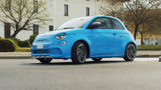 Elektrisch angetriebener Abarth 500e startet mit zwei Ausstattungsversionen als Limousine und Cabrio
