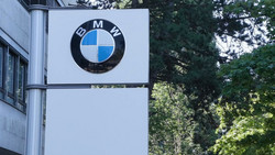BMW-Gewinn bricht um mehr als ein Drittel ein