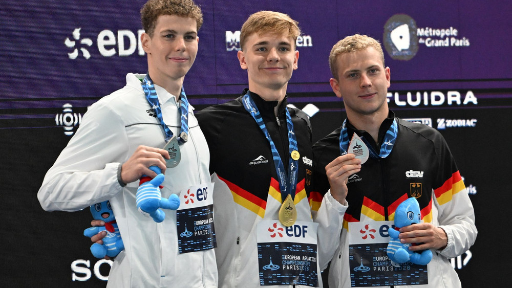 Schwimm-EM in Paris Zwei Deutsche freuen sich auf dem Podium.
