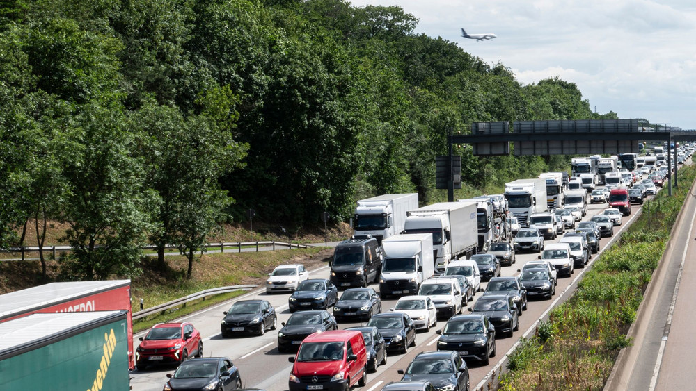 Autos stehen im Stau auf der A5