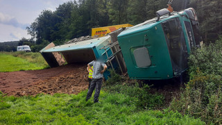 Aufwendige Bergung bei Feldatal: LKW stürzt 3-Meter-Böschung hinunter