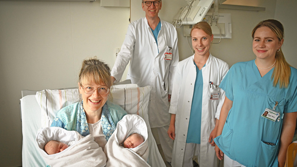 v.l.n.r.: Caroline Heinzel mit Aske und Ennu, Priv.-Doz. Dr. Hawighorst, Oberärztin Dr. Sina Herpel und Hebamme Marie Mans.