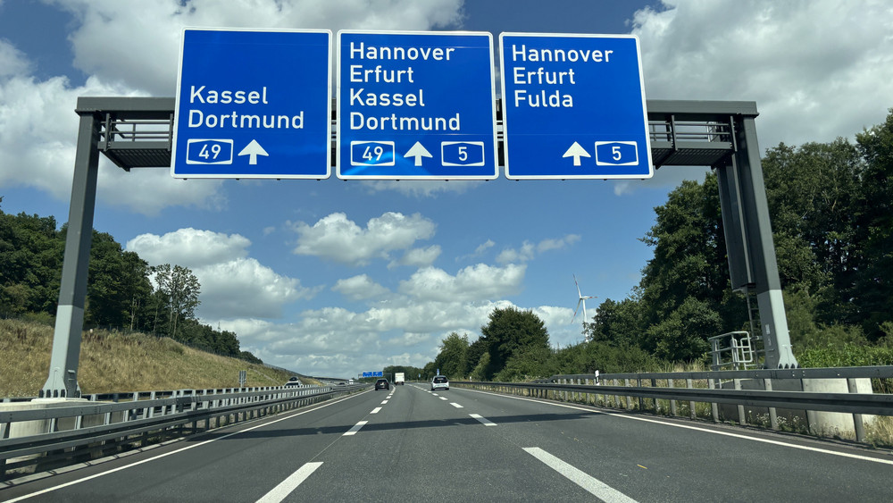 Die Beschilderung auf der A5 vor dem Ohmtaldreieck verwirrt: Wo muss ich jetzt lang? A5 oder A49? Anwohner berichten von etlichen LKW, die fälschlicherweise auf die A49 fahren und dort bei der nächsten Möglichkeit, "Homberg/Ohm Nord" wieder raus, um zurückzufahren zur A5. 