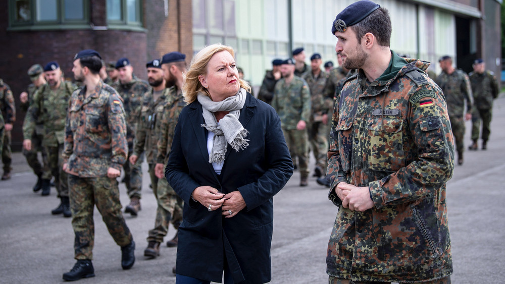 Eva Högl (SPD), Wehrbeauftragte des Deutschen Bundestages, spricht bei ihrem Truppenbesuch in Schortens am 09.06.2022 mit Major Dirk Polter.