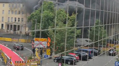Große Rauchwolke in Gießen: LKW brennt nach Explosion