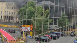 Große Rauchwolke in Gießen: LKW brennt nach Explosion