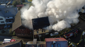 Wohnhaus-Brand in Jesberg Elnrode-Strang - große Rauchsäule